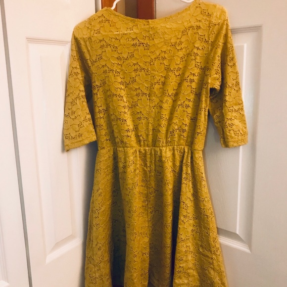 Lace dress - Picture 4 of 4